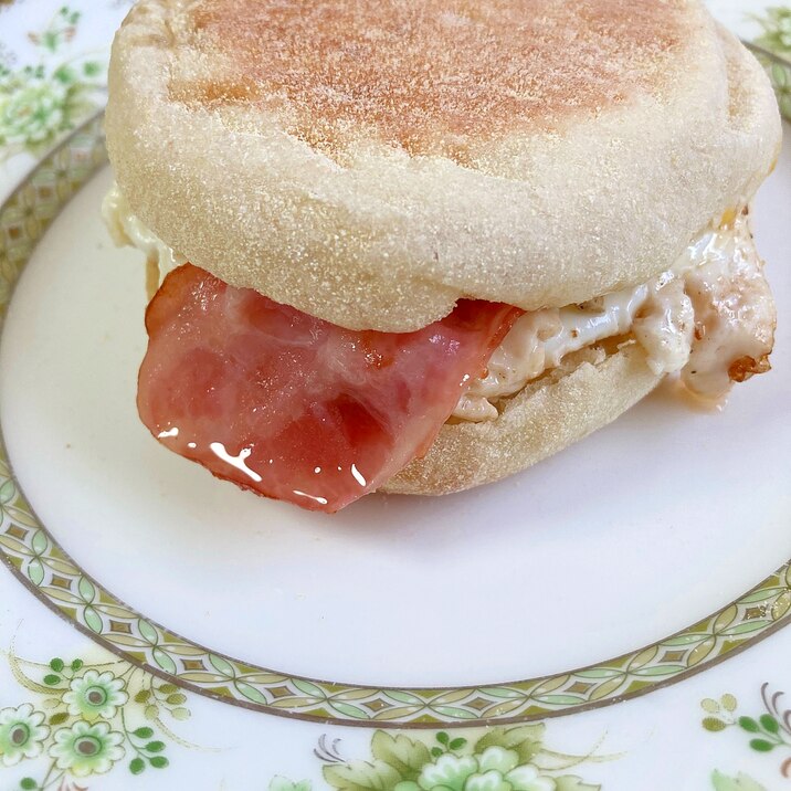 マックグリドル風～ベーコン目玉焼きのマフィンサンド